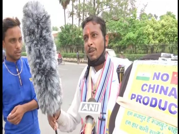 A roadside vendor oppose Chinese products, sells only Indian goods in Patna. Photo/ANI