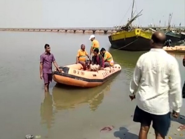 SDRF team searching for people after a boat overturned in River in Patna on Saturday. Photo/ANI