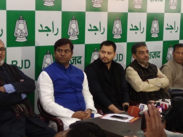 VIP chief Mukesh Sahni (left) along with RJD leader Tejaswi Yadav and RLSP chief Upendra Kushwaha (File Pic)