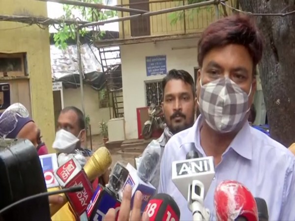 Bihar Police inspector Kaisar Alam speaking to reporters in Mumbai on Wednesday. [Photo/ANI]