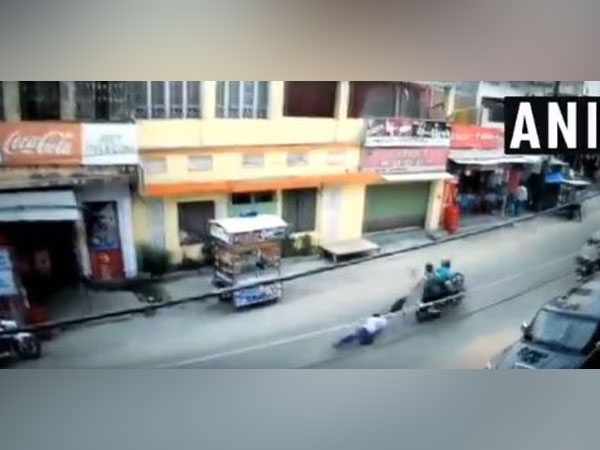 A man was dragged on the road by bikers who tried to snatch his bag, in Bihar's Hajipur on Tuesday. Photo/ANI