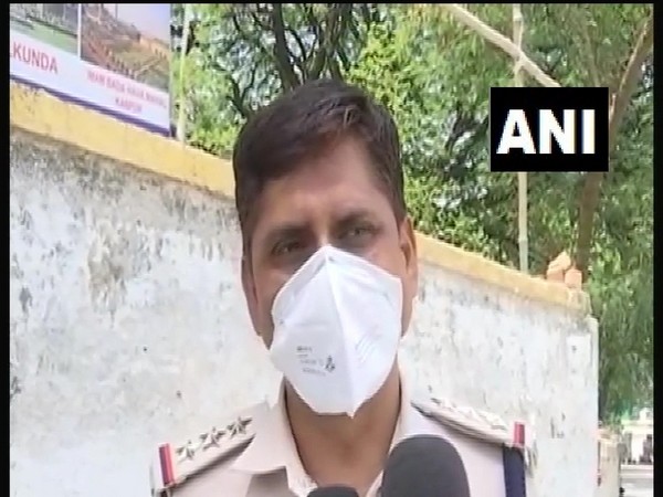 Parivesh Tiwari, Station Incharge, Civil Lines Police Station, Bilaspur talking to reporters on Sunday