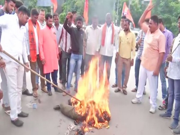 Bajrang Dal workers burning effigy of West Bengal CM Mamata Banerjee on Saturday in Hyderabad. Photo/ANI