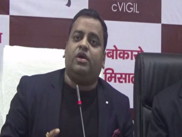 Bokaro DC Mukesh Kumar talking at a press conference in Bokaro on Saturday. Photo/ANI