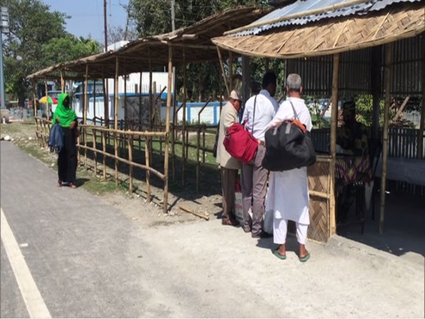People at Indo-Bangladesh Border Photo/ANI