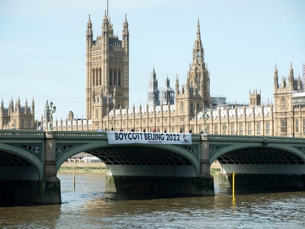 Free Tibet dropping banner at Westminster Bridge calling for boycott of the Beijing Winter Olympics (Twitter/Free Tibet)       