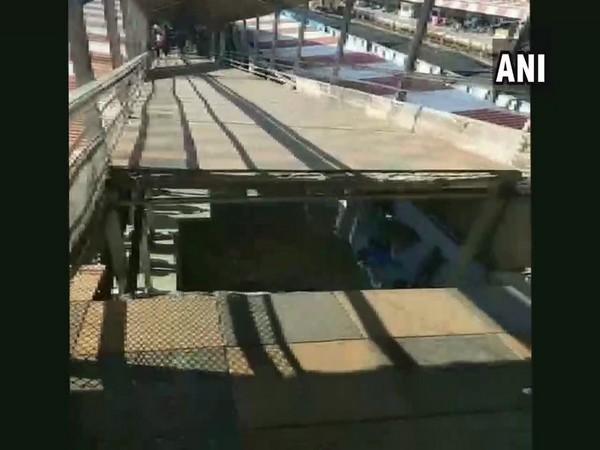   The portion of the footover bridge which collapsed at Bhopal railway station on Thursday.