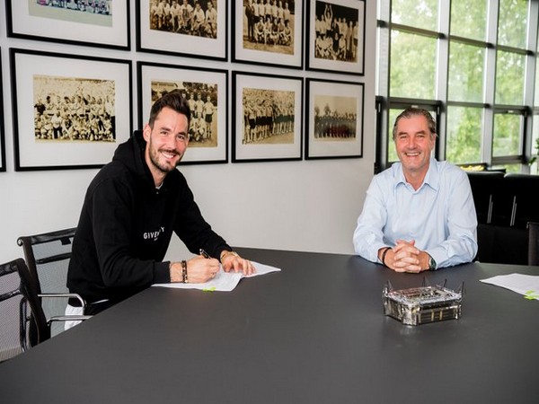 Swiss goalkeeper Roman Burki signing a contract extension (Photo/Borussia Dortmund Twitter) 