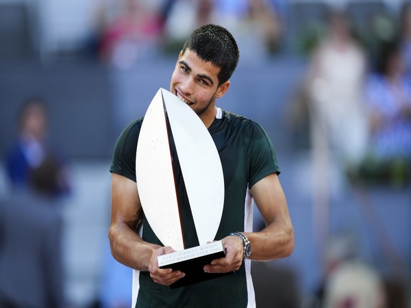 Carlos Alcaraz lifting Madrid Open title (Image: Madrid Open Twitter)