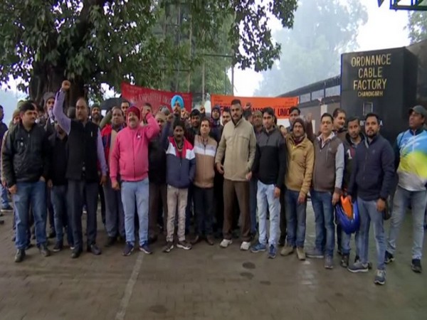  Ordnance factory employee unions protesting against Centre in Chandigarh [Photo/ANI]