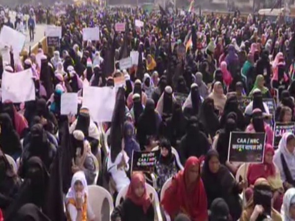 Aurangabad witnessed a mega rally with women from different walks of life participating in large numbers at the Delhi Gate on Sunday. (Photo/ANI)