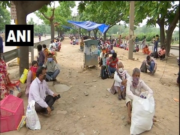 Migrant workers sitting at ISBT, Sector-43 in Chandigarh. (Photo/ANI)