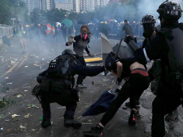 Riot police clash with anti-government protesters during a demonstration in Sha Tin district in Hong Kong on China's National Day (Photo/Reuters)
