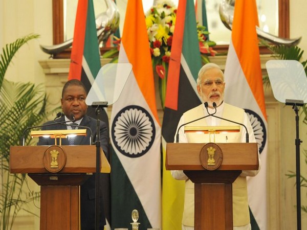 Prime Minister Narendra Modi (R) and Mozambique President Filipe Nyusi (L)