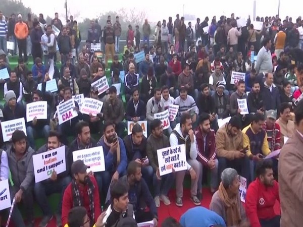 People, mostly youngsters gathered at CP and raised slogans in support of CAA on Friday. Photo/ANI