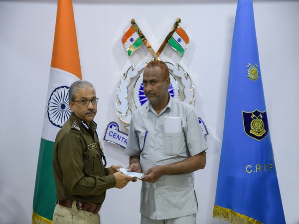 AP Maheshwari gives away Rs 11 lakh cheque to retired head constable Alish Mohammad in New Delhi on Wednesday. Photo/ANI