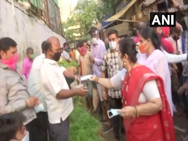 Mumbai Mayor Kishori Pednekar distributing mask at a vegetable market on Tuesday morning. (Photo/ANI)