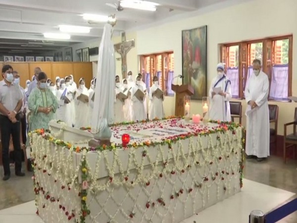 Sisters reciting prayers at Mother Teresa's tomb on occasion of her 111th Birth Anniversary. (Photos/ANI)