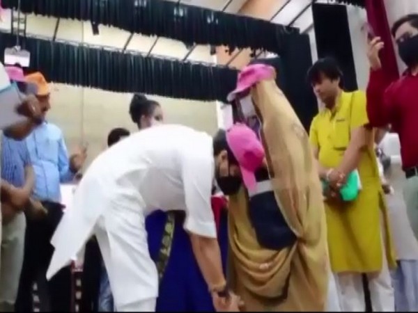 Union minister Jyotiraditya Scindia touched the feet of a woman sweeper to take her blessings (Photo/ANI)