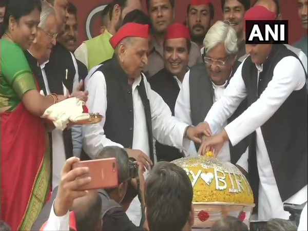 SP patron Mulayam Singh Yadav celebrating his birthday with party workers in Lucknow, Uttar Pradesh. (Photo/ANI)