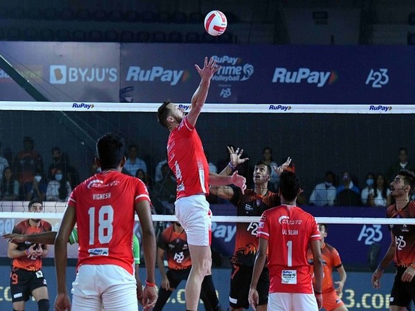 Calicut Heroes' David Lee goes for a spike (Image: PVL)
