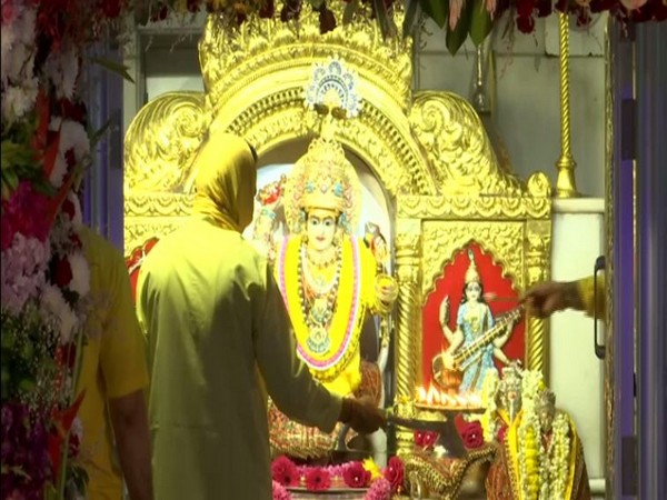 Arti being performed at Jhandewalan Temple. (Photo/ANI)