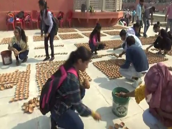 Volunteers arranging oil lamps at Ram ki Paidi. (Photos/ANI)
