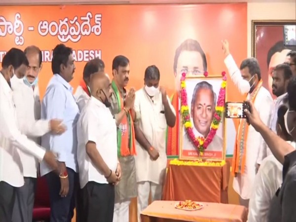 Andhra Pradesh BJP paid a floral tribute to Former UP CM Kalyan Singh on Monday. (Photos/ANI)