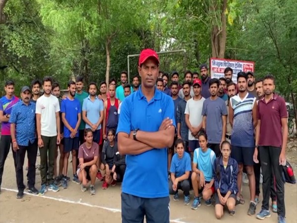 Indore Fire Brigade constable Om Prakash Jaiswal with students (Photo/ANI)