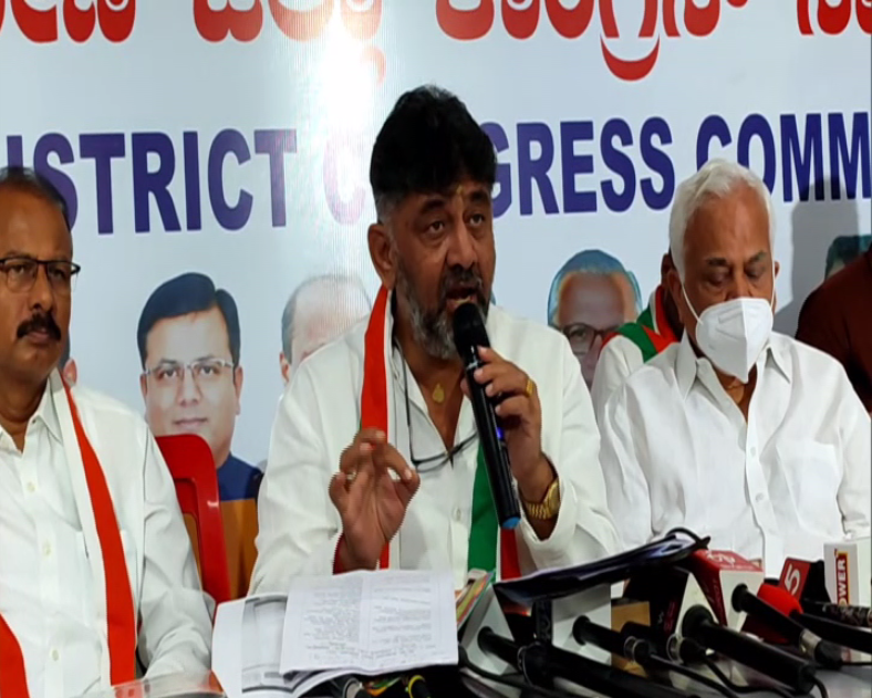 KPCC President DK Shivkumar addressing a press meet at Hubli. (Photos/ANI)