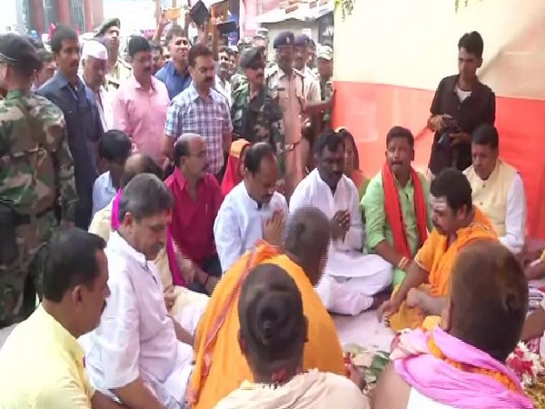 Chief Minister Raghubar Das along with Jharkhand Tourism Minister performed puja in Shravani Mela, Deogarh on Wednesday (Photo/ANI)
