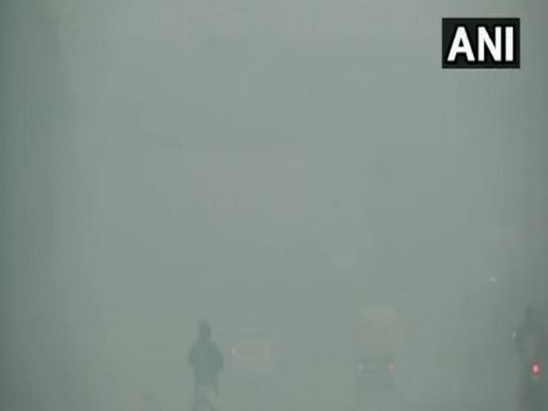 Vehicles move through dense fog near ISBT and Majnu ka Tilla (Photo/ANI)
