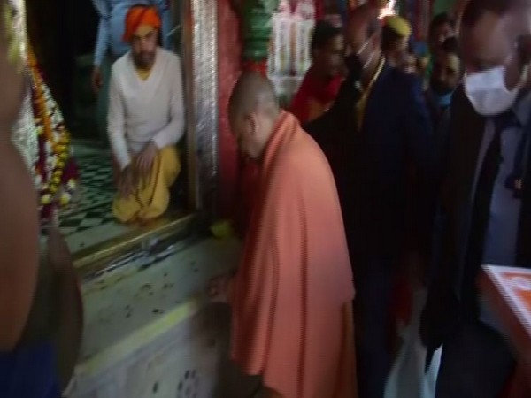 Uttar Pradesh Chief Minister Yogi Adityanath offering prayers at Ram Lalla Temple in Ayodhya (Photo/ANI)