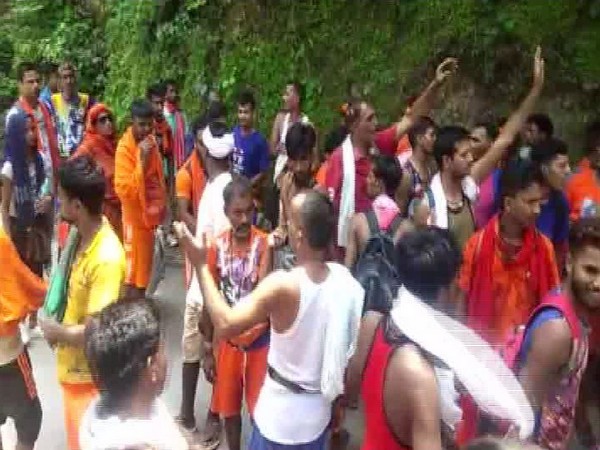 Kanwariyas hold protest on the way to Nilkanth Mahadev Temple (Photo/ANI)