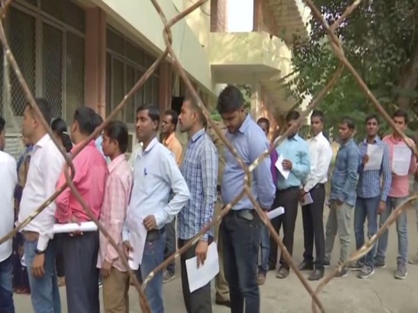 Applicants in queue to submit their forms in Patna on Thursday. Photo/ANI