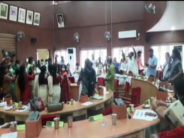 Thrissur Municipal Corporation witnessed unruly scenes with the clash between Opposition and ruling party councillors on passing the Master plan.