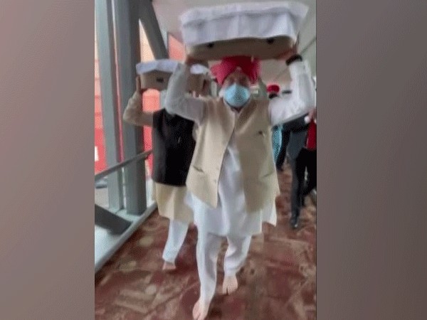 Union Minister Hardeep Singh Puri with Sri Guru Granth Sahib at Delhi airport (Photo/ANI)