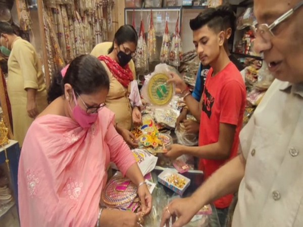 People making purchases in market in Moradabad (Photo/ANI)