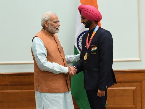 Prime Minister Narendra Modi and archer Harvinder Singh (File photo)