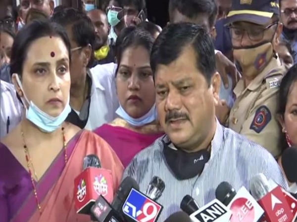 BJP leaders Chitra Kishor Wagh (L), Pravin Darekar (R) (Photo/ANI)