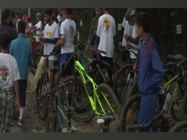 J&K Police organises a cycle race for the youths