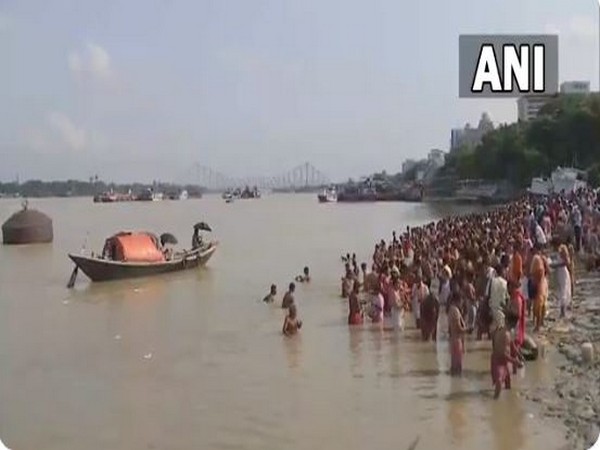 People perform Pind Dan in Kolkata (Photo/ANI)