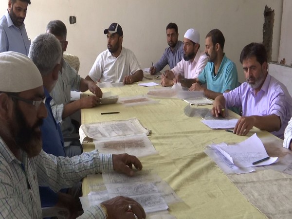 Paper tracing workshops in Srinagar (Photo/ANI)