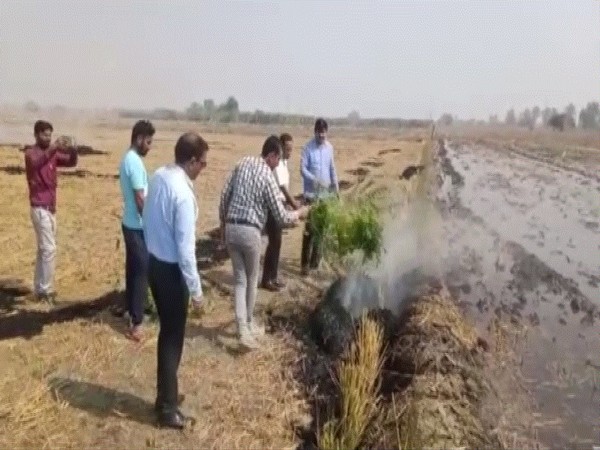 Haryana officials douse off stubble burning in Kaithal farms (Photo/ANI) 