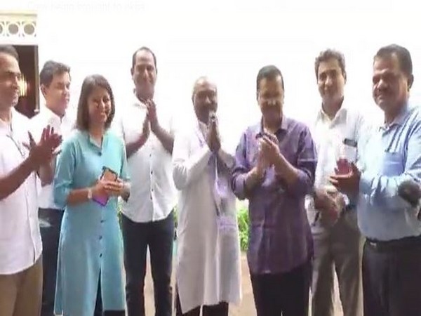 GMPF convener Puti Goankar joined AAP in the preesence of Arvind Kejriwal in Panaji on Sunday.