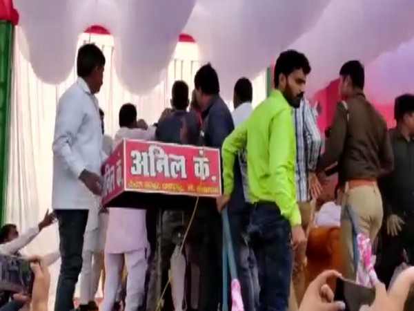 SP workers create ruckus on stage in Pratapgarh (Photo/ANI) 