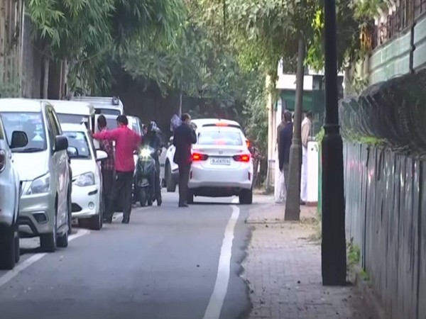 Congress ledaers arrived at Rahul Gandhi residence. (Photo/ANI)