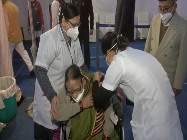Senior citizen getting 'precaution dose' at Sir Ganga Ram Hospital (Photo/ANI)