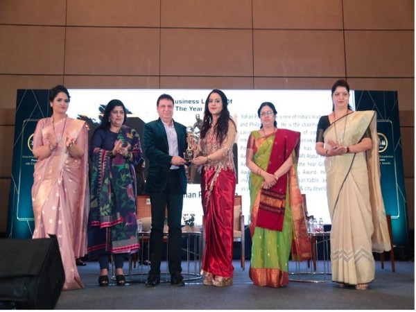 Usha Kakade, Sharmila Raj Thackeray, Yohan Poonawalla, Amruta Fadanvis, Medha Kulkarni and Rupali Chakankar