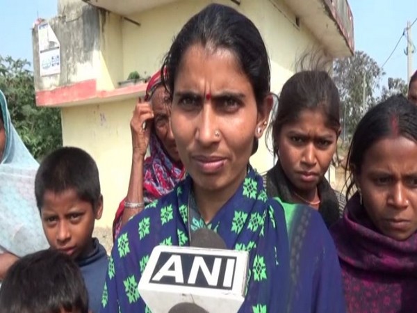 Shila Devi, resident of Gaurbigha village expressing her problems (Photo/ANI)